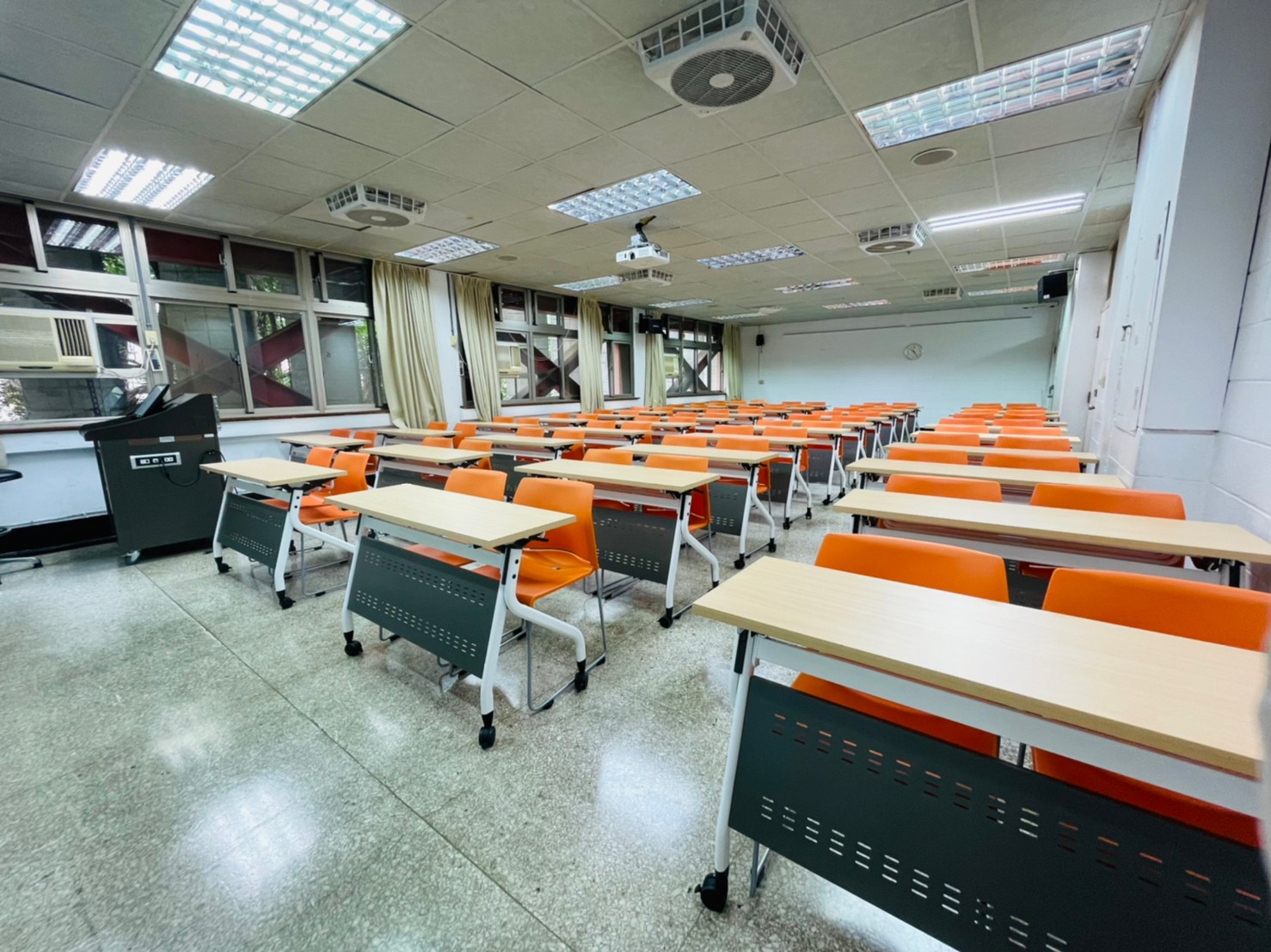 [城區部] 文教大樓 C304普通教室 圖片2