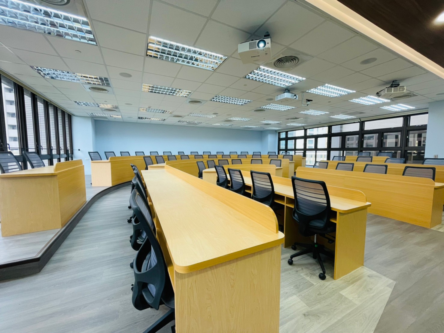 [校本部] 學思樓 F501哈佛講堂 圖片2