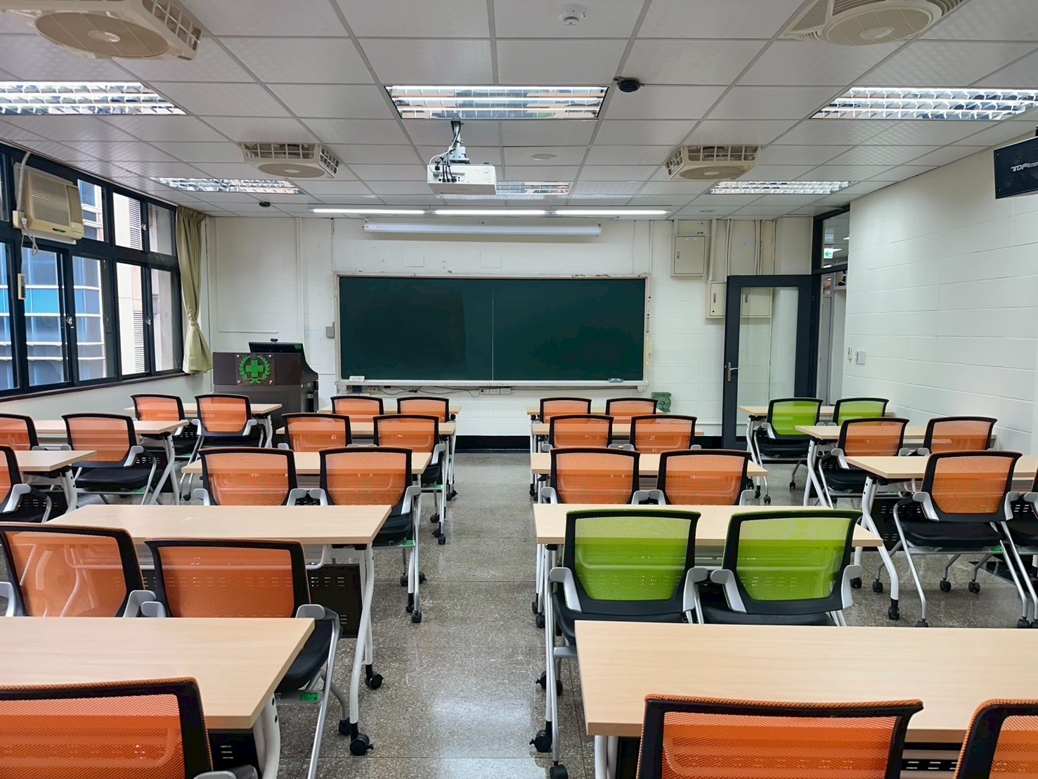 [城區部] 文教大樓 C303普通教室 圖片1
