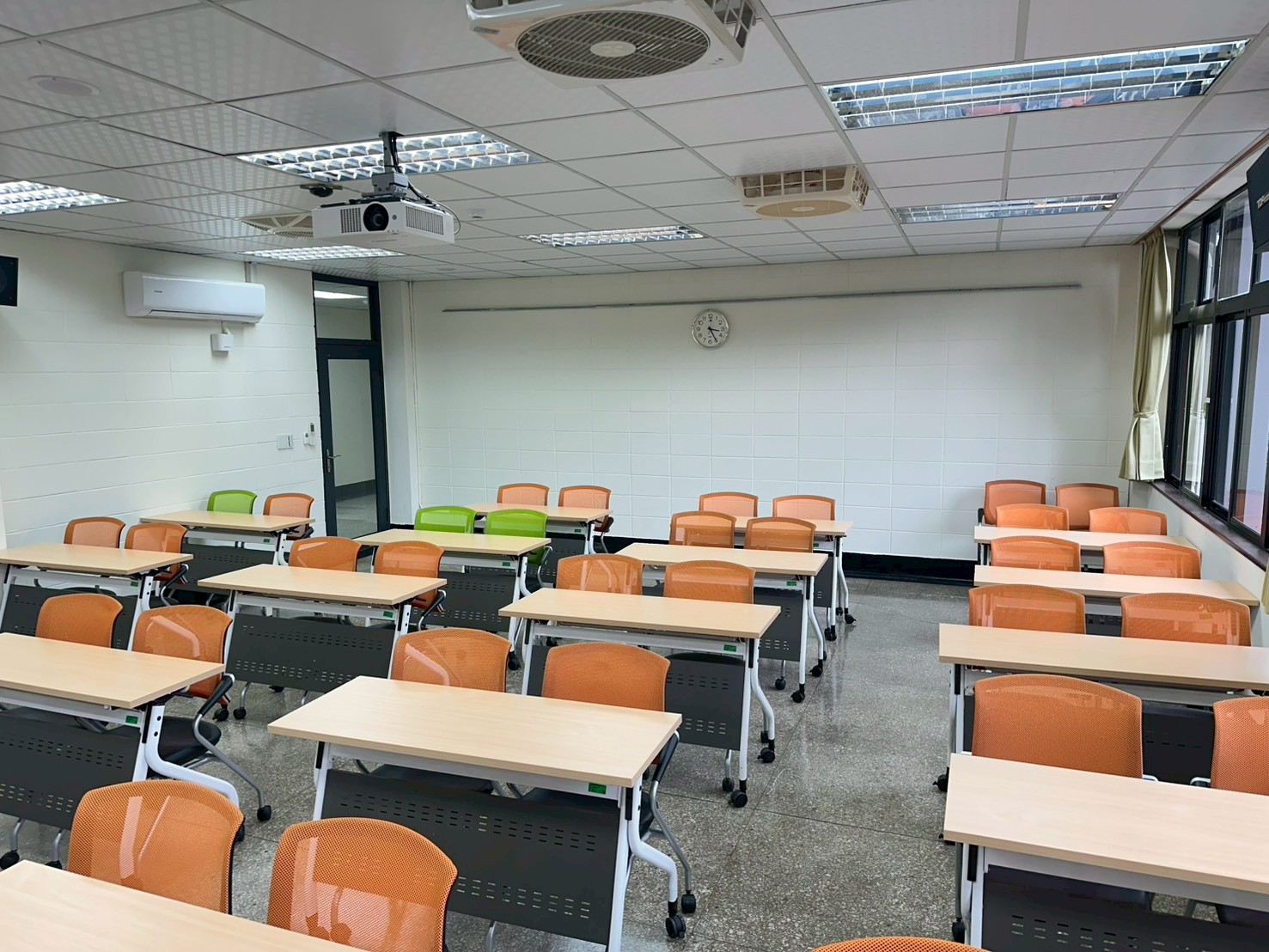 [城區部] 文教大樓 C303普通教室 圖片5
