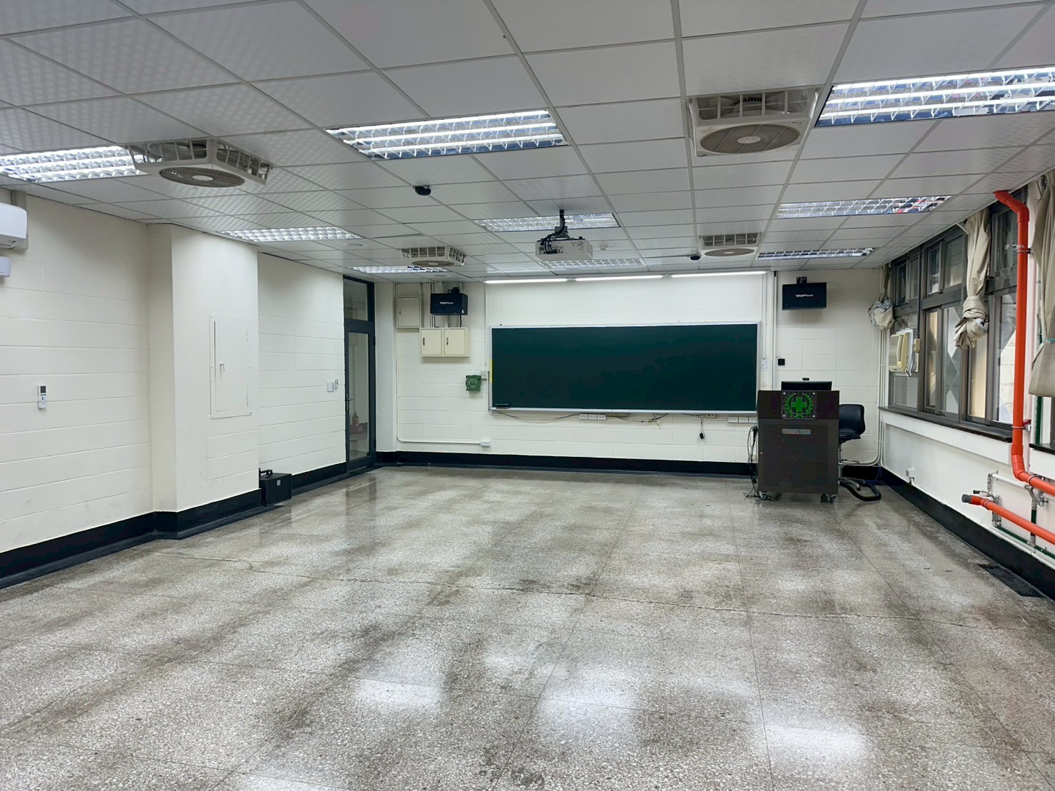 [城區部] 文教大樓 C304普通教室 圖片2