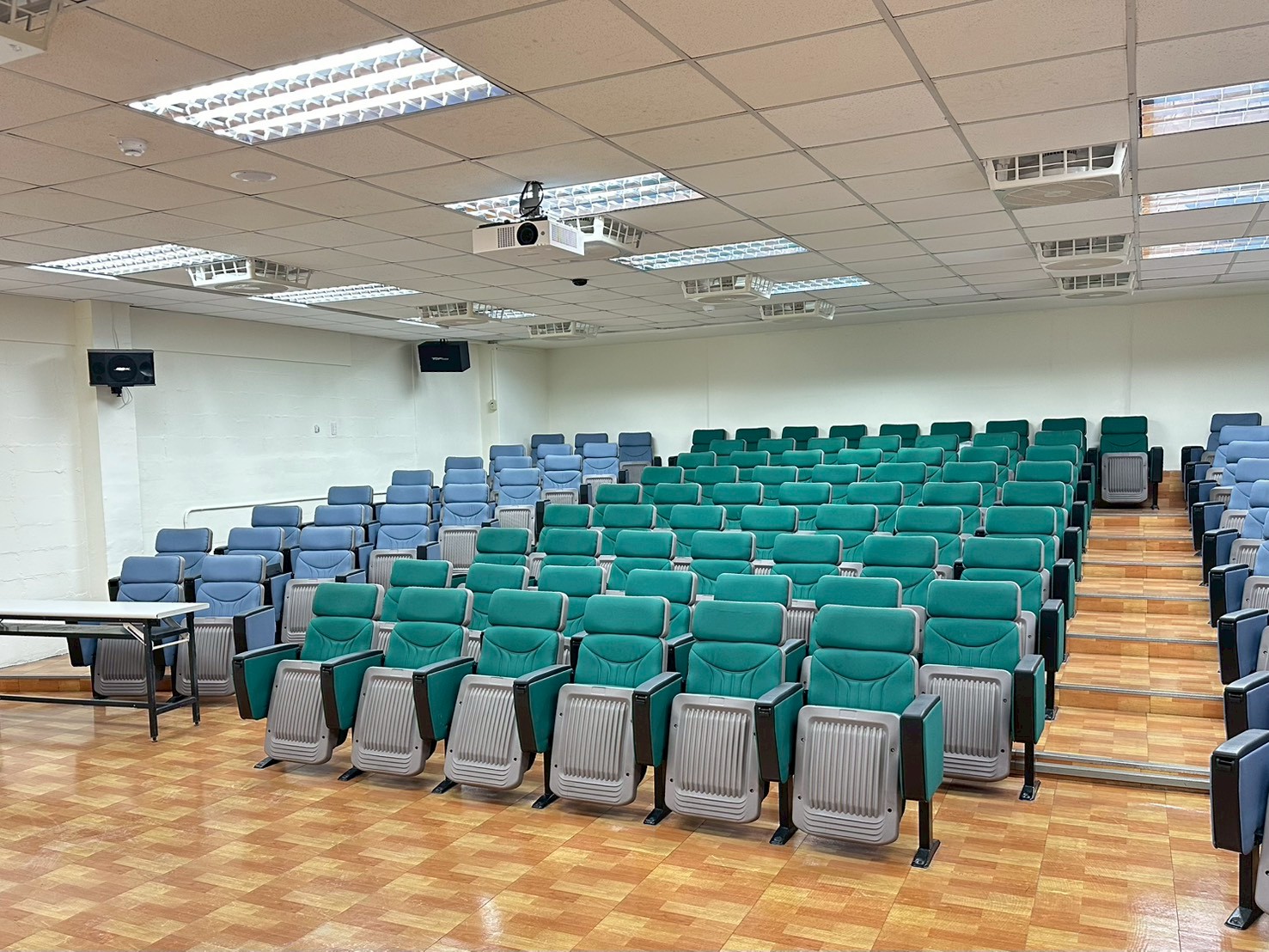 [城區部] 文教大樓 C401階梯教室 圖片1