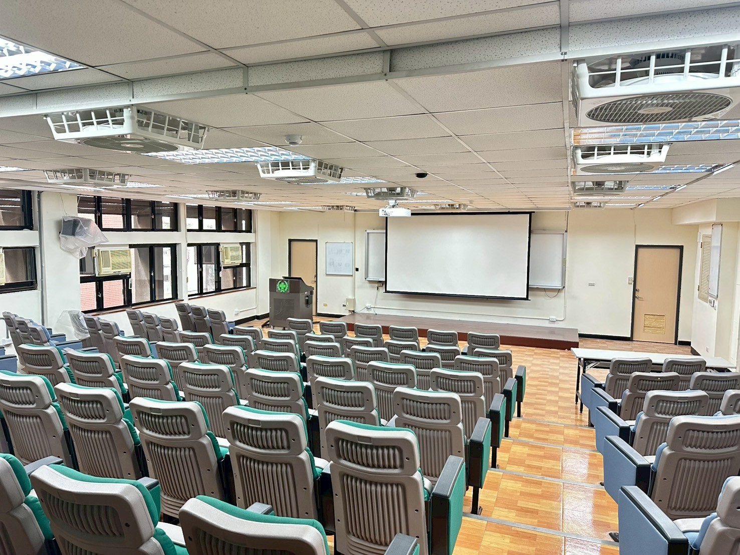 [城區部] 文教大樓 C401階梯教室 圖片2