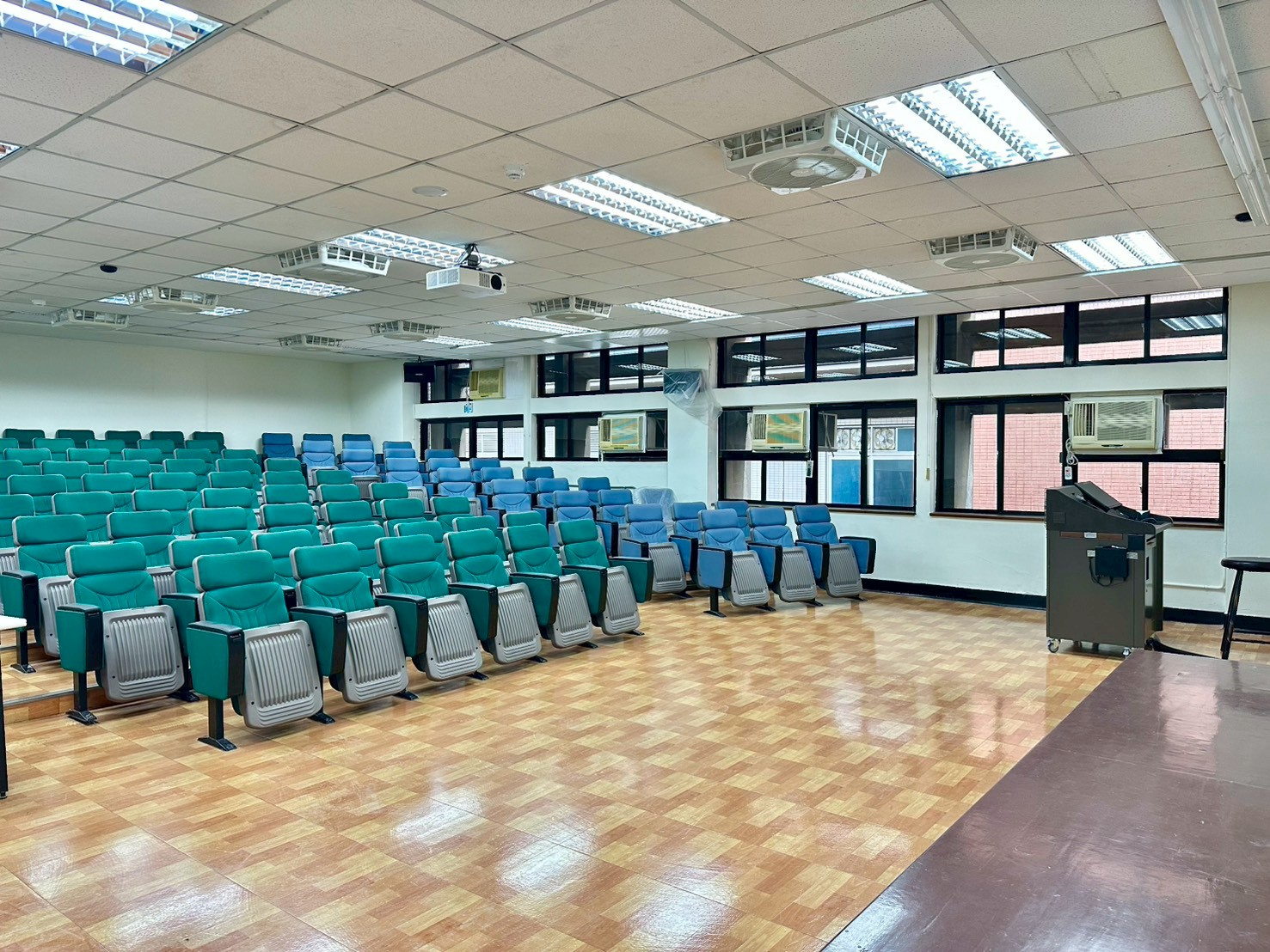 [城區部] 文教大樓 C401階梯教室 圖片3