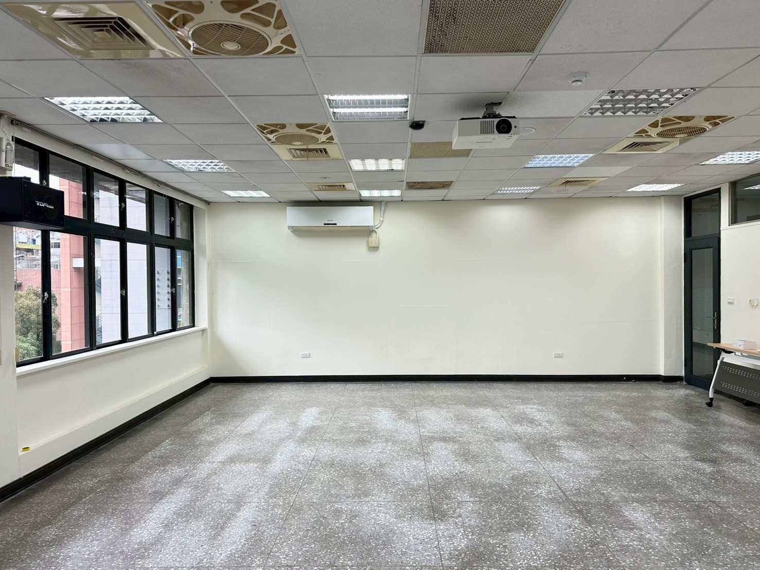 [城區部] 文教大樓 C407普通教室 圖片2